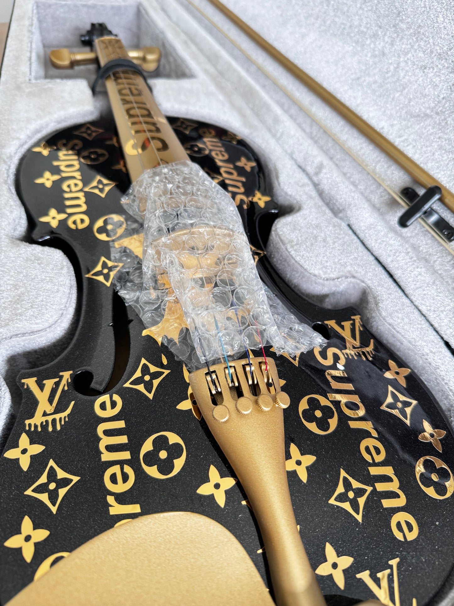 Violine schwarz in LV Design