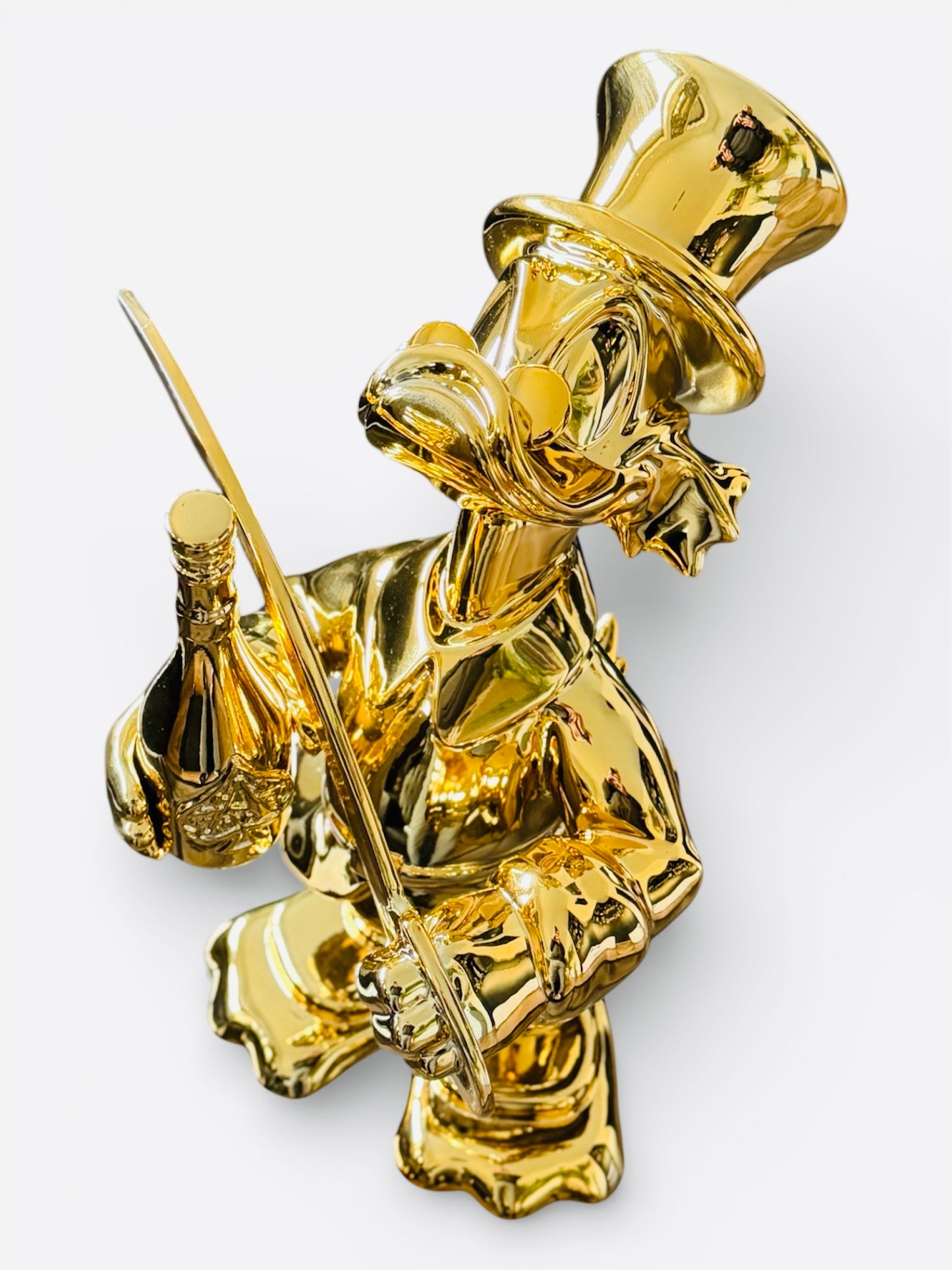 Goldene Enten-Skulptur „Victory of Wealth“ – Luxus-Figur mit Champagner & Schwert