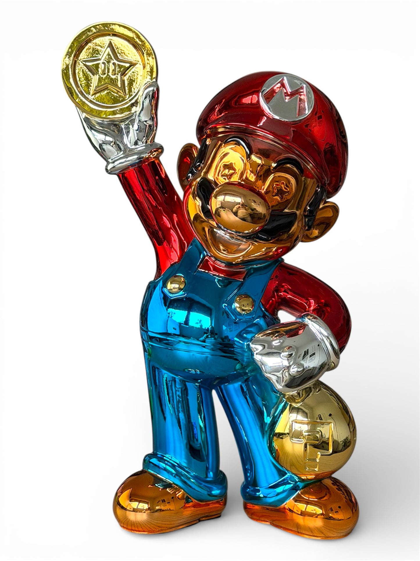 Ikonische Designfigur im luxuriösen Metallic-Finish