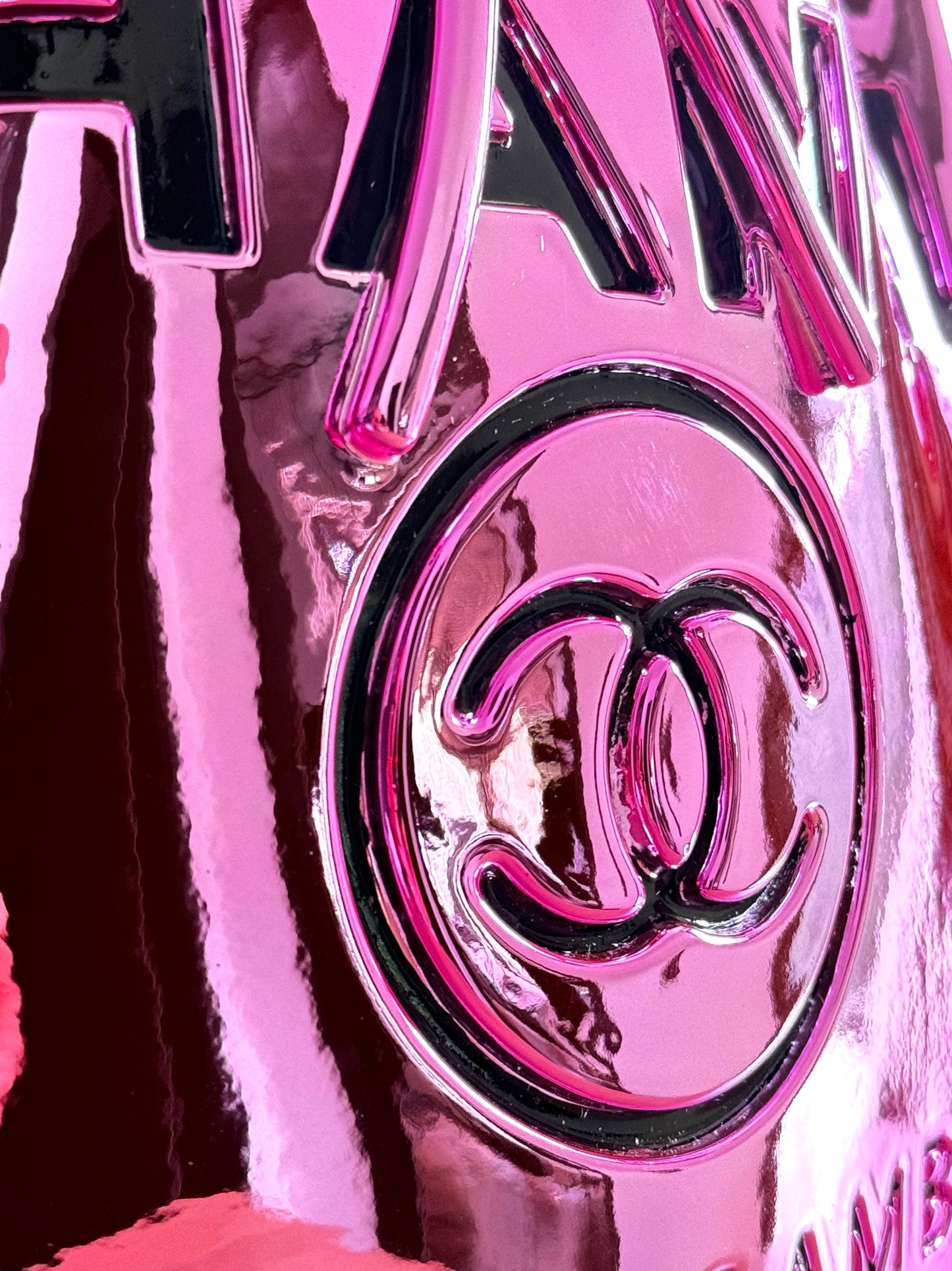 Luxuriöse Design-Skulptur „Fashion Bag“ – Pink (Metallic-Finish)