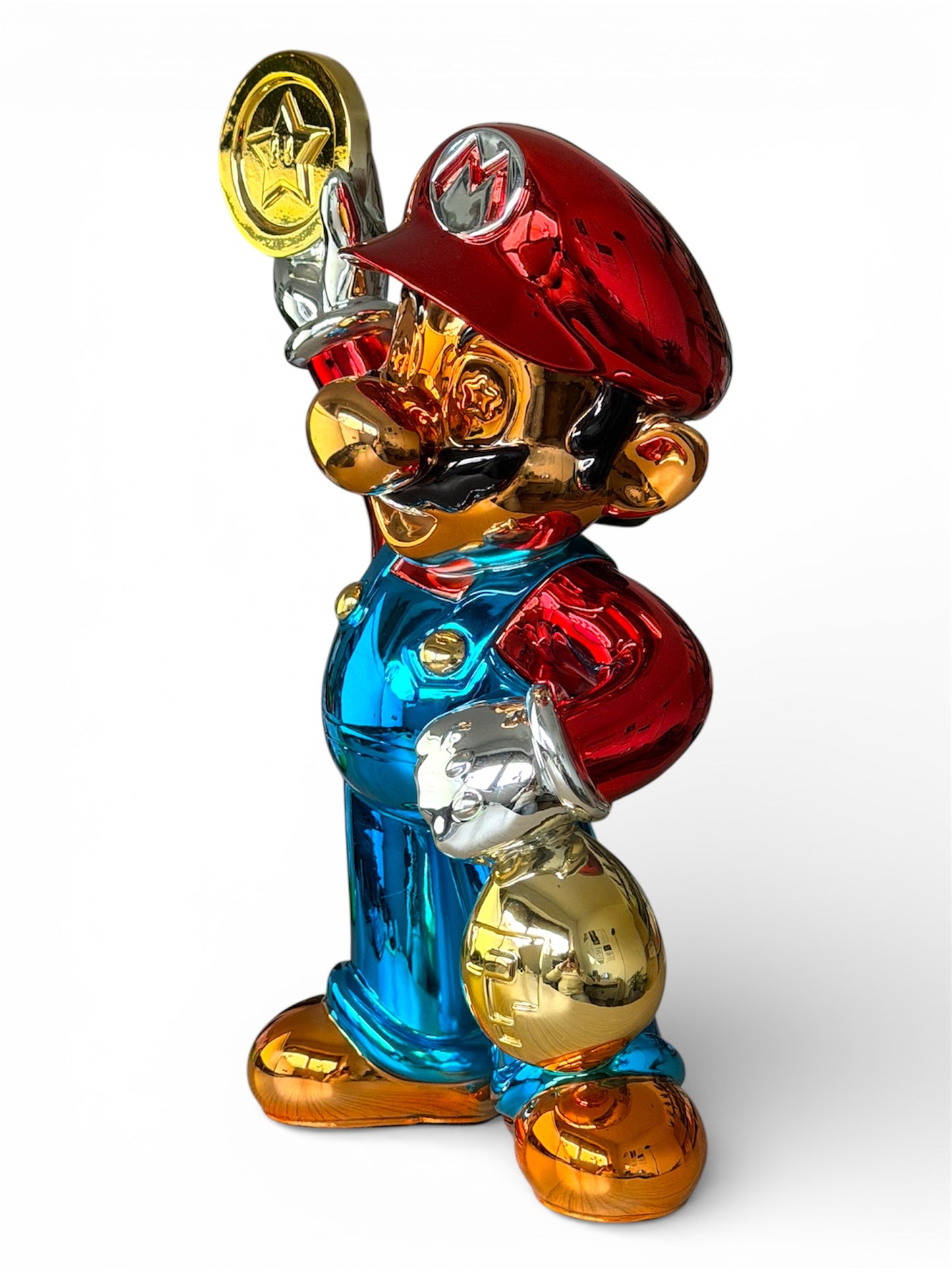 Ikonische Designfigur im luxuriösen Metallic-Finish