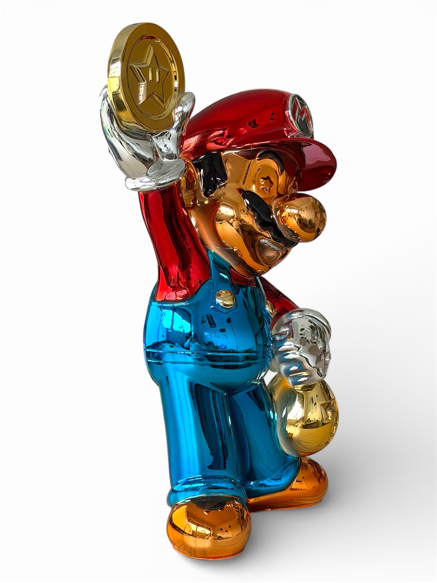 Ikonische Designfigur im luxuriösen Metallic-Finish