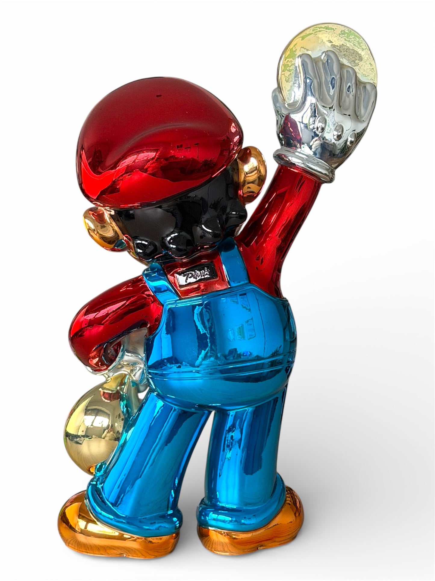 Ikonische Designfigur im luxuriösen Metallic-Finish
