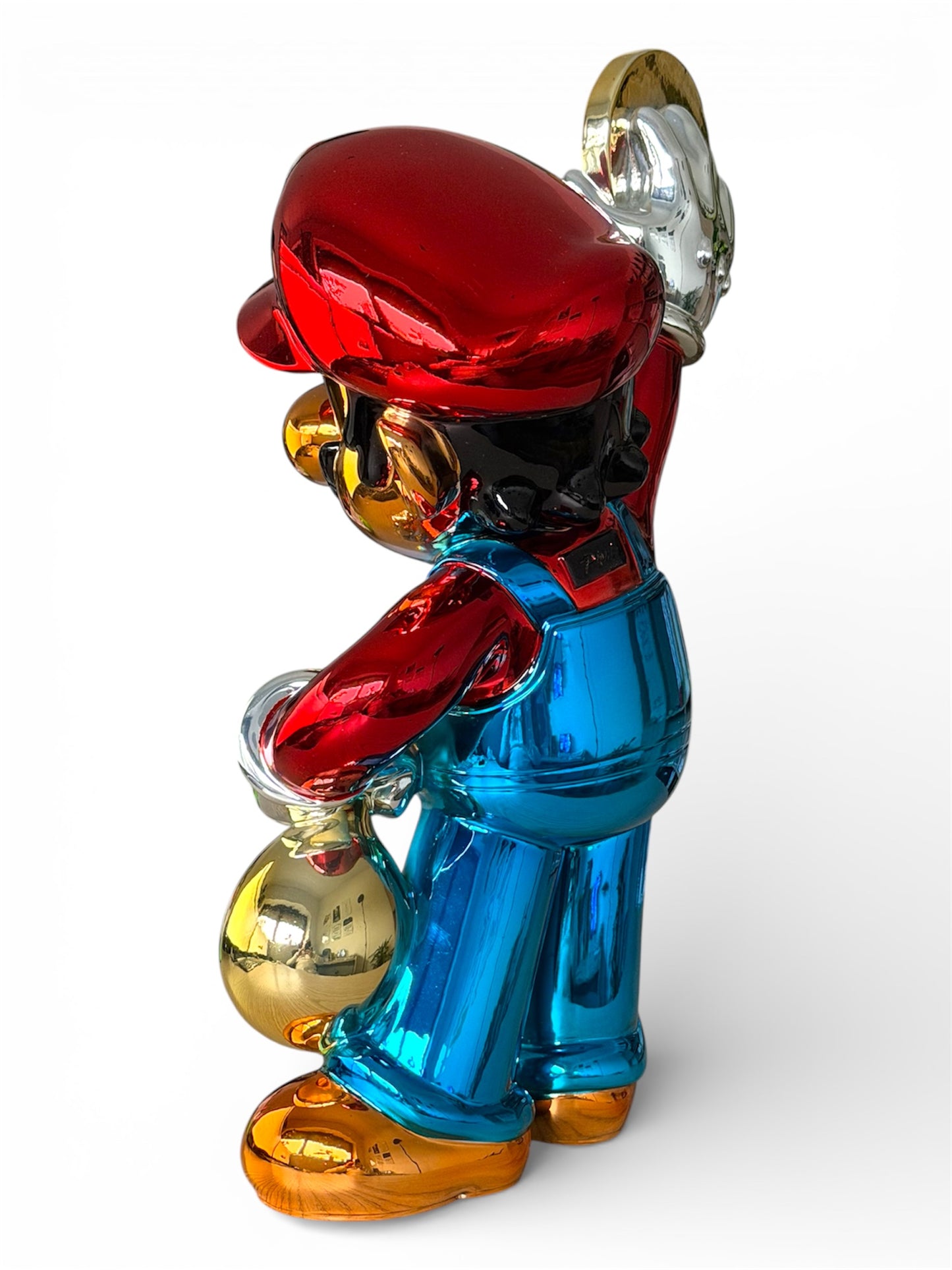 Ikonische Designfigur im luxuriösen Metallic-Finish