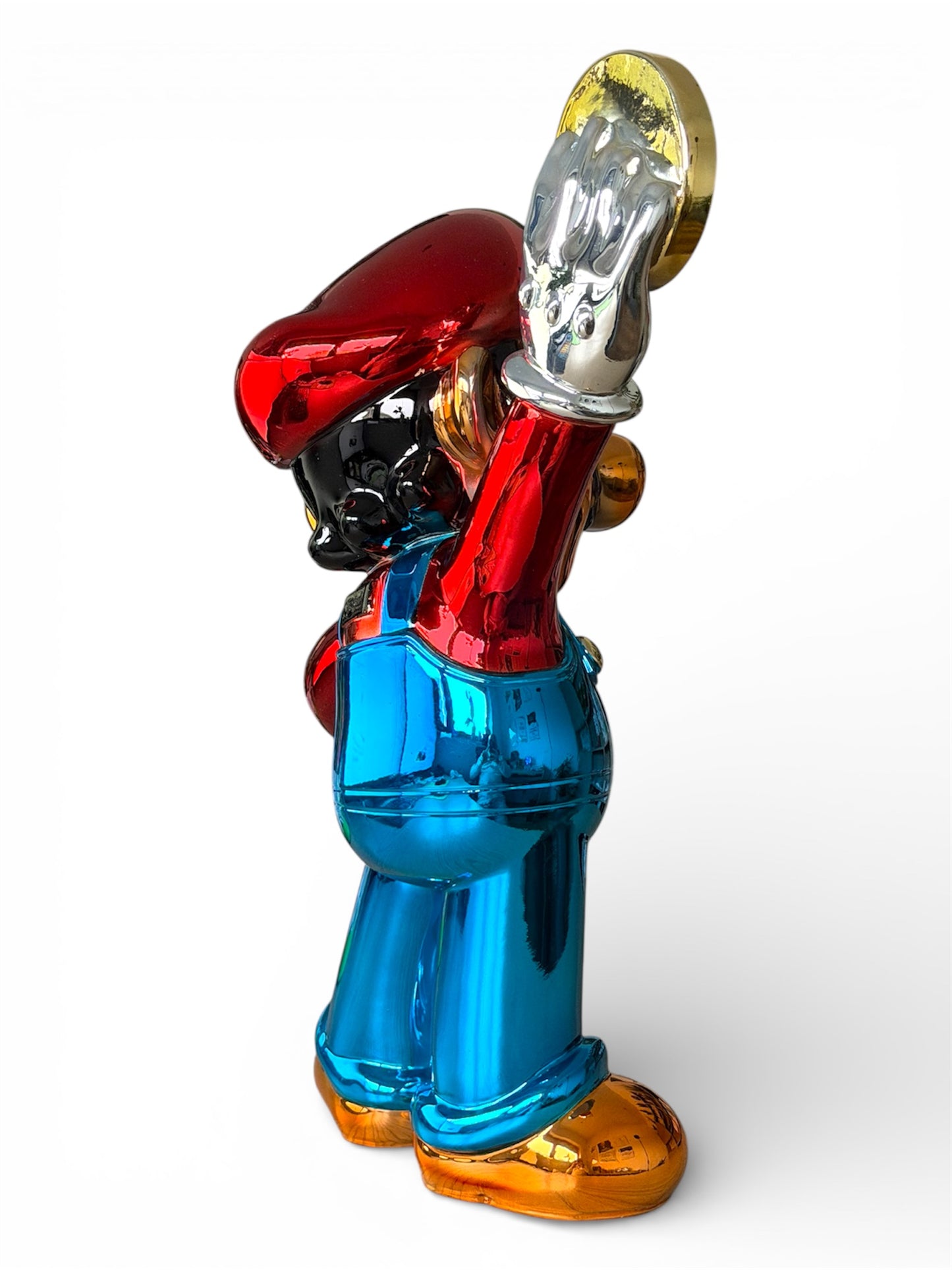 Ikonische Designfigur im luxuriösen Metallic-Finish